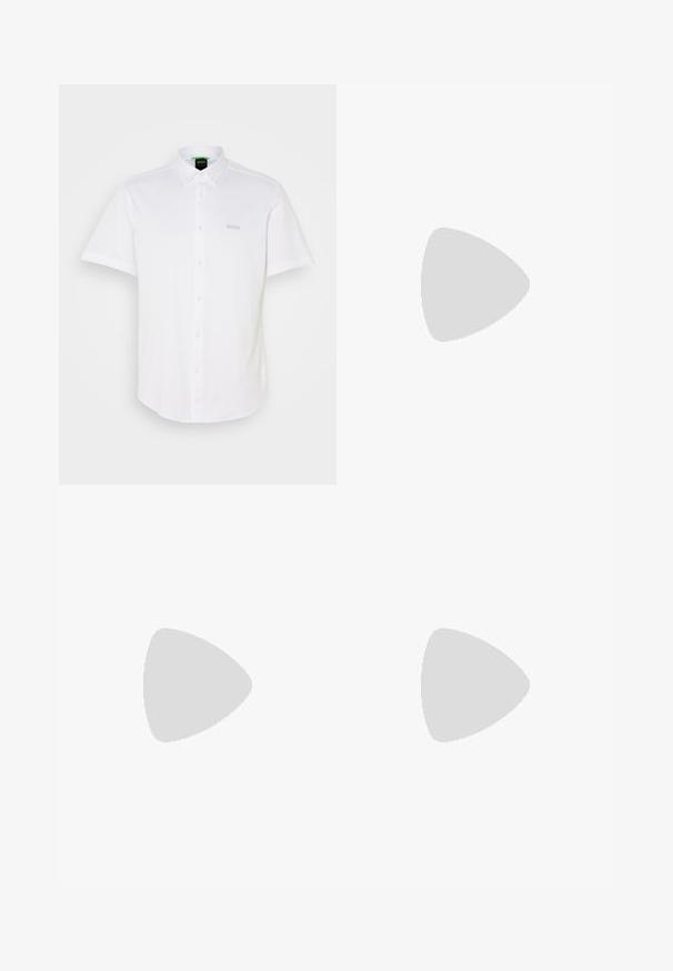 Camicia bianca a maniche corte con bottoni, realizzata in un tessuto liscio. Presenta un colletto classico e un logo grigio discreto sul petto, con orlo arrotondato.; Pantaloni a gamba larga blu chiaro realizzati in un materiale morbido, con pieghe frontali e una vita elasticizzata per il comfort.; Scarpa in suede marrone con punta rotonda e tacco basso, cuciture dettagliate lungo le cuciture e chiusura con lacci. Texture morbida con design snodato.; Orologio in metallo color oro con quadrante nero, indicatori luminosi e tre sotto-quadranti. Presenta un cinturino testurizzato e il logo “HILFIGER” al centro.