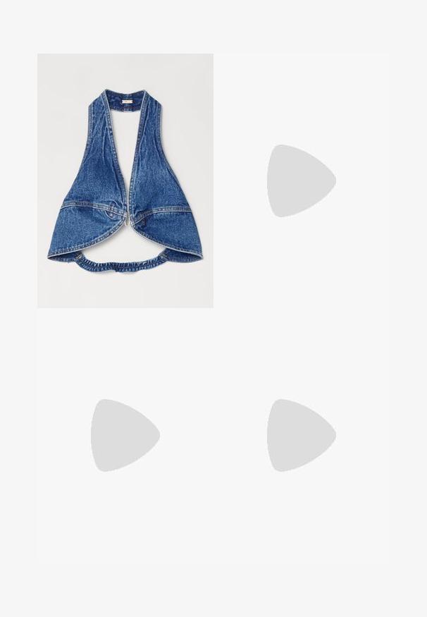 Gilet in denim blu con taglio senza maniche, caratterizzato da un profondo scollo a V, apertura frontale e schienale arricciato. Cuciture rinforzate e dettagli con zip.; Pantaloni neri a gamba larga con finitura liscia, davanti piatto, passanti per cintura e chiusura a un bottone in vita.; Sandal nero con tacco a spillo, straps incrociati e fibbia regolabile. Presenta una texture liscia e un tacco affusolato.; Borsa a tracolla nera in pelle con due tasche frontali, fibbie dorate, chiusura con zip e una tracolla sottile. Superficie texturizzata e forma rettangolare compatta.