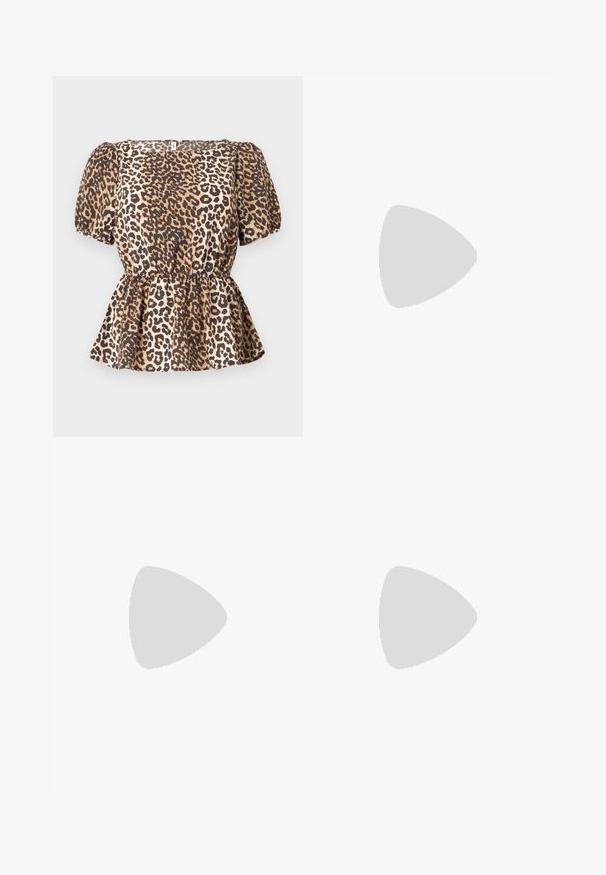 Top con stampa leopardata, maniche a palloncino corte, vita aderente e orlo svasato. Realizzato in tessuto morbido nei toni del marrone e del beige.; Pantaloni neri a gamba larga in denim, con una vita strutturata, passanti per la cintura e tasche frontali. Texture liscia con un design classico.; Décolleté neri in vernice con punta affilata e tacco a blocco piccolo, dotati di un accentuato con fibbia argentata sulla cinturino.; Borsa tote in pelle nera con texture liscia, forma rettangolare e due manici lunghi. Nessun hardware o decorazione visibile.