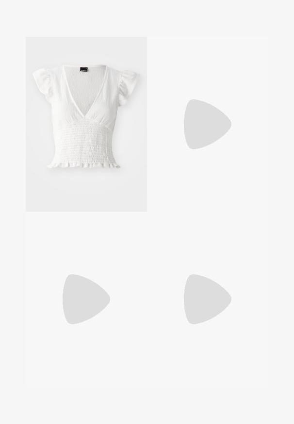 Bela kratka majica s kratkimi rokavi, ki ima V-izrez, smockano teksturo in nabrano spodnje rob. Narejena je iz lahkotnega materiala.; Svetlo modri široki džins hlače iz denima z visokim pasom, petimi žepi in gumbom za zapiranje. Imajo minimalne šive.; Svetlo kremne sandale s tremi prilagodljivimi trakovi, zlatimi sponkami in teksturiranim črnim podplatom, v kombinaciji s svetlo modrimi širokimi denim hlačami.; Modra šal s frinčo iz mehkega materiala; ima enotno barvo s teksturirano površino in enakomerno rezane frinče na dnu.; Črna usnjena torbica s ukrivljeno obliko, z odstranljivo naramnico in zlatimi dodatki. Torbica ima pokrov s podrobnostmi v obliki zaponke.