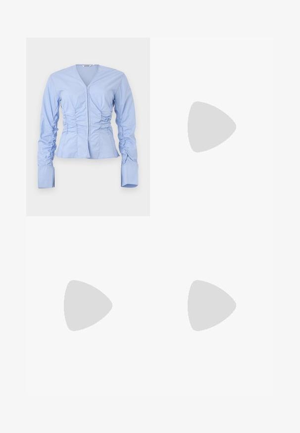 Maglietta a maniche lunghe azzurro chiaro con scollo a V, lati arricciati e vita aderente. Presenta ampi polsini strutturati e un tessuto liscio e leggero.; Weekday NOVA LOW RISE SLIM BOOTCUT - Jeans bootcut - lip blue; Scarpa nera a punta con un design a pannello di rete, dotata di un tacco basso e lacci frontali. Realizzata in una combinazione di pelle e materiale a rete.; Borsa a stampa rettile con manico curvo. Realizzata in materiali testurizzati beige e marroni, presenta un distintivo motivo a rombi.