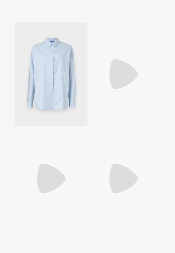 Lyseblå langermet skjorte med knapper laget av bomull. Har krage i klassisk stil, frontknapper og brodert logo på venstre side.; Sorte skreddersydde bukser med rett silhuett, med en glatt tekstur og klare pressede bretter foran. Ingen synlig maskinvare.; Svarte hæl-sandaler med et slankt stroppedesign, firkantet tå og en mellomhøy blokkheel. Laget av glatt lær med en matt finish.; Svart lærveske med en strukturert design, doble topphåndtak, gullfarget spenneakent og preget merke-logo foran.