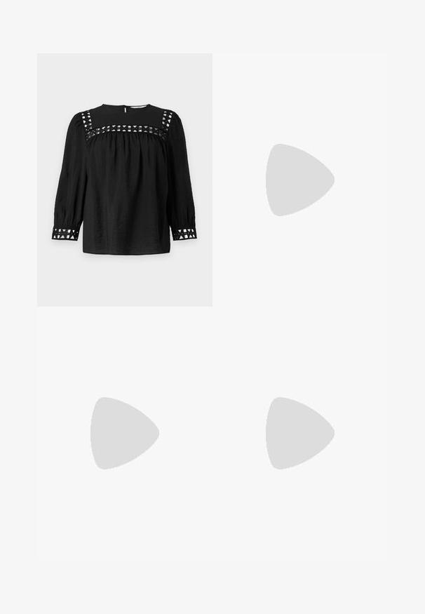 Čierna blúzka s okrúhlym výstrihom, naberanými rukávmi a dekoračnými výrezmi okolo ramien a manžiet. Štruktúrovaná tkanina.; Klasické modré džínsy z denimu so strihom rovného strihu, piatimi vreckami a zapínaním na gombík. Majú stredné praním a pevnú textúru.; Biele kožené tenisky s béžovými semišovými akcentmi, perforovanou špičkou, plochými šnúrkami a textúrovanou krémovou podrážkou. Obsahujú jemné označenie na päte.; Čierna umelá kožená kabelka s kroko vzorom, sťahovaným vrchom a zhnutým popruhom. Vyzerá mäkko a kompaktné v dizajne.