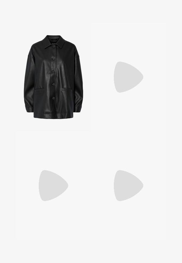 Schwarze Lederjacke mit Kragen, vorderer Knopfleiste und zwei seitlichen Taschen. Verfügt über eine glatte Textur und eine lockere Passform.; Schwarze, weit geschnittene Hose mit hoher Taille, ausgestattet mit einem Gürtel in der Taille und Falten für Struktur. Hergestellt aus einem glatten, leichten Stoff.; Schwarze Slingback-Absätze mit spitzem Zehenbereich, Schleifendetail auf dem Rist, strukturiertem Stoff und einem schmalen, glanzvollen 3-Zoll-Absatz.; Schwarze Lederhandtasche mit goldenen Hardware-Akzenten, ausgestattet mit einem charakteristischen Verschluss, einem abnehmbaren Schultergurt und einer strukturierten Oberfläche.
