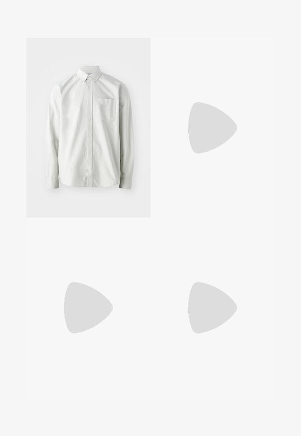 Lys grå skjorte med lange ærmer, krave og en enkelt brystlomme. Lavet af et glat, vævet stof.; Hvid bomulds T-shirt med korte ærmer, der har et marineblåt Nike-logo broderet på venstre bryst. Standard crew neck design.; Beige, lette bukser med elastisk talje og snor. Har plisseringer og en løs pasform, lavet af blødt, glat stof.; Nike Air Max sneakers i grå, navy og gul. Har en overdel i ruskind og mesh, gummisål og synlig luftpolstring i hælen.