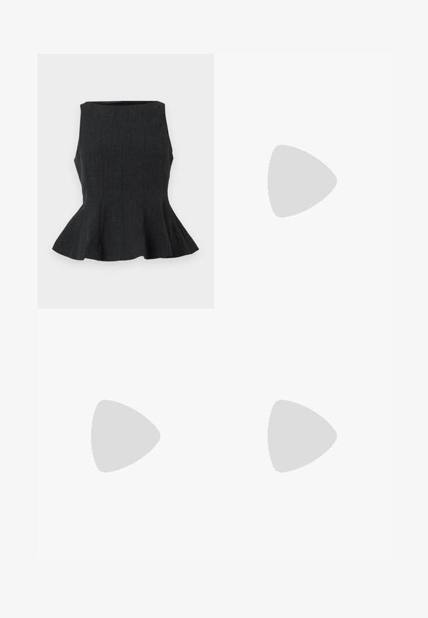 Črni top brez rokavov s peplum obliko in strukturiranim dizajnom. Ima teksturirano blago in razširjen rob, kar zagotavlja krojen izgled.; Črne široke hlače s visokim pasom, gumbnimi detajli na pasu in sprednjimi gubami.; Črne usnjene čevlje do kolen s kvadratnim prstom in blok peto, prikazani na modelu, ki sedi v olivno zeleni plašču. Gladka tekstura, minimalne podrobnosti.; Črna usnjena torba z dvema dolgima ročajema, gladko teksturo in strukturirano obliko. Ima sprednji žep za dodatno shranjevanje.