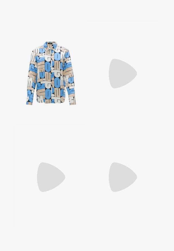 Camicia a fantasia con audaci forme geometriche nei colori blu chiaro, beige e blu scuro. Realizzata in un tessuto leggero con chiusura a bottoni sul davanti.; Jeans a gamba larga marroni in denim, con vita alta, tasche anteriori e chiusura a bottone classica. Tessuto liscio con cuciture sottili.; Sneaker marrone e bordeaux realizzato in materiali scamosciati e in rete, caratterizzato da tre strisce color crema, tessuto testurizzato sulla linguetta e suola in gomma.; Borsa a tracolla in pelle marrone con superficie texturizzata, una singola tracolla e un logo sottile sul davanti. Presenta un design strutturato.
