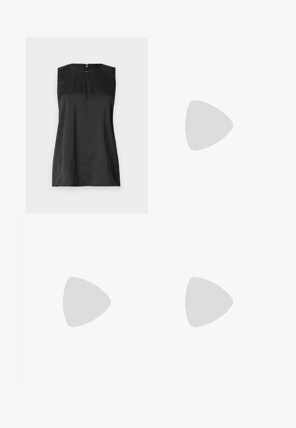 Top negro sin mangas con cuello redondo, detalle de ojal en la parte frontal y una textura suave similar a la satén. Diseño minimalista con líneas limpias.; Pantalones de campana negros hechos de un material elástico con una textura suave, que presentan detalles de costura en la parte frontal para un diseño adicional.; Sandalias deslizantes de denim azul con tiras cruzadas, acentos beige y detalle de hardware dorado en la parte frontal. Suela plana, diseño de punta abierta.; Bolso de mano de cuero beige con una forma triangular estructurada, que cuenta con un asa de cadena plateada y un logotipo en cursiva de metal.