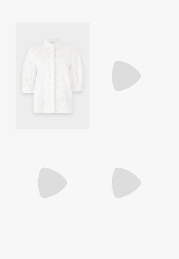 Weiße bestickte Bluse mit einem Kragen, dreiviertel Ärmeln, floralen Mustern und Knopfverschluss auf der Vorderseite.; Schwarzer, plissierter Midirock mit einem glatten, elastischen Bund und einer durchsichtigen Überlagerung, die feine vertikale Falten im gesamten Stoff aufweist.; Schwarze Leder-Ballettschuhe mit abgerundeter Spitze, glatter Textur, minimalen Nähdetails und einem flexiblen Sohlen-Design.; Braune Ledertasche mit Klappenverschluss, Beschlägen in Goldfarbe, einem Schultergurt und einer glatten Oberfläche. Kompakte rechteckige Form.