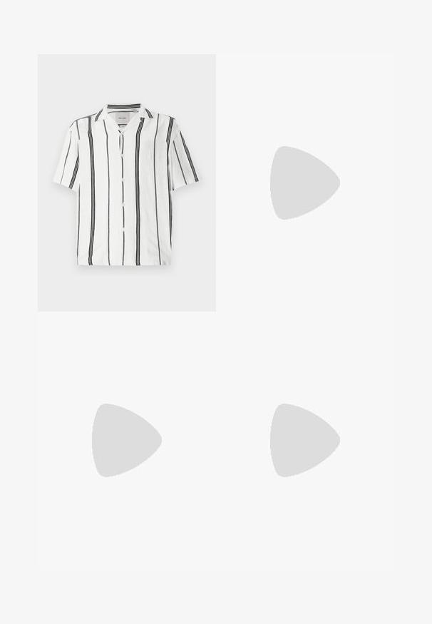 Korte mouwen, wit shirt met zwarte verticale strepen. Voorzien van een knoopsluiting aan de voorkant en een gesneden kraag. Gemaakt van lichte stof.; Crème-kleurige shorts van een gestructureerde stof met een ruitpatroon. Beschikt over een elastische tailleband met een koord en twee zijzakken.; Witte leren sneaker met een reliëfpatroon, textuur van de witte tussenzool en een zwarte hielaccent. Heeft een ronde neus en platte veters.; Ronde zonnebril met een schildpadprint frame en bruine lenzen. Bevat dunne pootjes met een lichte textuur en metalen accenten bij de lenzen.