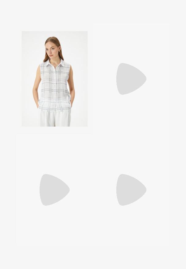 Mouwloze, knoopsluiting blouse in het wit met een ruitpatroon in grijs en lavendel; lichte stof met een kraag en zijzakken.; Zwarte denim broek met wijde pijpen en een hoge taille, voorzien van voor- en achterzakken, gestikte naden en een knoopsluiting. Gladde textuur.; Bershka Sandalen met hoge hak - black; Zwarte laarzen in lakleer met een gebogen vorm, één schouderband, voorvakken en accenten in zilverkleurig metaal.