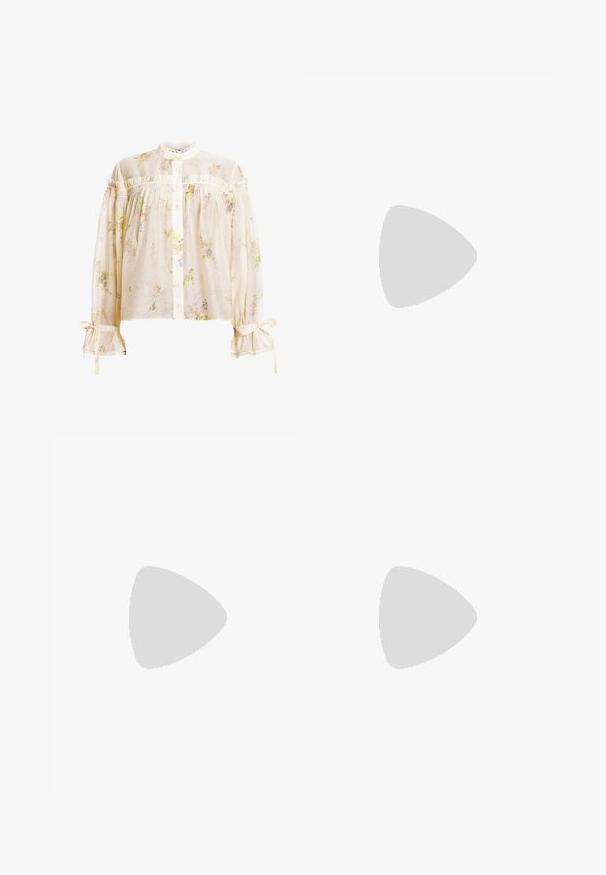 Bluse i kremfarge med blomsterdesign laget av lett stoff. Har høy hals, volanger detaljer og samlede ermer med bånd.; Lyseblå høytlivsjeans med vide ben, front- og baklommer, beltehemper og vertikale sømdetaljer foran.; Knæhøye sorte lærstøvler med firkantet tå og blokkhelt, vist med en modell som sitter iført en olivengrønn kåpe. Glatt tekstur, minimal detaljering.; Brun lær tote veske med en jevn tekstur, åpen toppdesign og to skulderstropper. Har minimal søm og ingen synlige spiker.