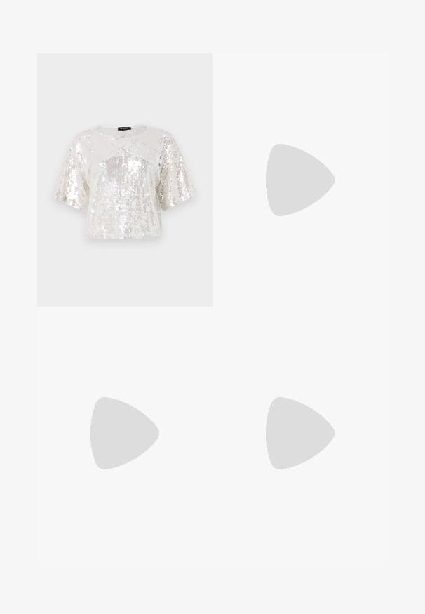 Top court à manches courtes en tissu pailleté blanc et argent, avec un col rond et un ourlet côtelé.; Débardeur noir sans manches en coton, avec un col bateau et un petit logo triangulaire en cristal sur la poitrine. Texture lisse.; Pantalons larges blancs avec taille élastique et rayures verticales noires le long des coutures extérieures.; Des sandales noires à talons hauts avec des fines lanières au design noué, un bout carré lisse et un talon aiguille élégant.; Sac à main en métal gris clair avec une bandoulière en chaîne, orné de petits clous métalliques ronds et d'un logo de marque triangulaire.; Boucles d'oreilles créoles en argent avec une surface lisse et brillante, présentant une forme incurvée et une fermeture à tige. Design minimaliste avec une finition moderne.