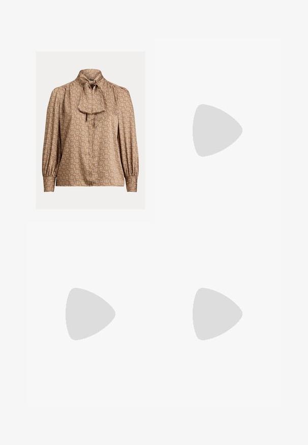 Blusa in tessuto marrone chiaro con motivi geometrici in crema e arancione. Presenta un colletto alto con un laccio e maniche arricciate.; Pantaloni in cotone marrone con un design slim-fit, frontale piatto e tasche standard; texture liscia e orli rifiniti.; Sneakers in pelle bianca, design low-top, caratterizzati da una texture liscia, punta rotonda, chiusura con lacci e un piccolo logo ricamato sul lato.; Borsa a mezzaluna nera in pelle con dettagli in hardware dorato, dotata di chiusura con zip. Indossata a tracolla sopra un maglione grigio.; Orecchini a perno in tono oro con design intrecciato. Ogni orecchino presenta uno sfondo circolare trasparente per una vestibilità sicura.