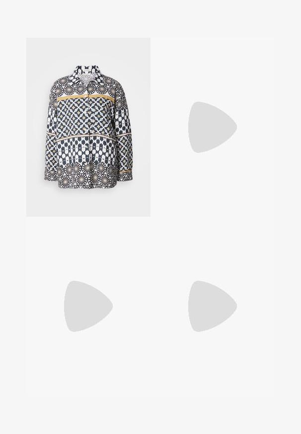 Camicia a maniche lunghe in cotone con un motivo geometrico blu navy, bianco e giallo. Presenta un colletto e una chiusura frontale con bottoni.; Pantaloni neri a gamba larga con vita alta, dettagli con bottoni in vita e pieghe frontali.; Sandalo con tacco aperto nero, con cinturini incrociati, fibbia regolabile alla caviglia e tacco spesso, con una texture in pelle liscia.; Borsa nera con forma strutturata, texture liscia e una chiusura metallica. Abbinata a pantaloni neri larghi e sandali open-toe su un pavimento in legno.