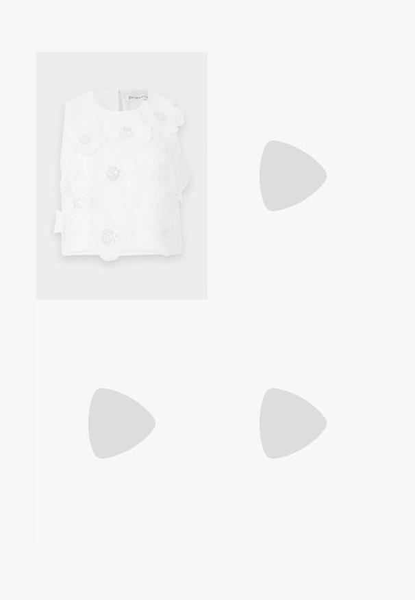 Weiße ärmellose Bluse mit bestickten Blumen, Perlenakzenten und einer glatten Textur. Verschluss am Rücken mit einem kleinen, unauffälligen Reißverschluss.; Weite Hosen aus dunkelblauem Stoff mit einem floralen Muster in Rosa und Gelb auf einer Seite und einem Knopfverschluss an der Taille.; Schwarze Leder-Ballettschuhe mit abgerundeter Spitze, glatter Textur, minimalen Nähdetails und einem flexiblen Sohlen-Design.; Braune Ledertasche mit Klappenverschluss, Beschlägen in Goldfarbe, einem Schultergurt und einer glatten Oberfläche. Kompakte rechteckige Form.