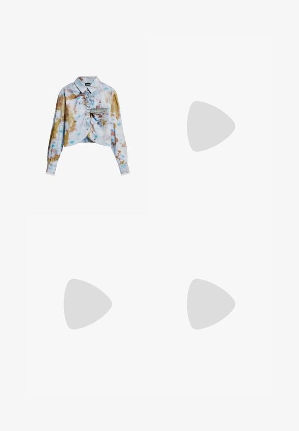 Långärmad croppad skjorta med knäppning fram, ribbad textur, bröstficka och flerfärgad tie-dye mönster i blå, brun och vit nyanser.; Blå utsvängda jeans med en blekt tvätt, fem fickor och knappstängning. Materialet visar en denimstruktur med subtila sömdetaljer.; Svarta ankle boots med spetsig tå, tillverkade av mjukt läder. Har en blockklack och ett åtsittande skaft, med synliga sömdetaljer.; Svart vävd strandväska med två stadiga handtag, med en glänsande yta och en rymlig öppen toppdesign.