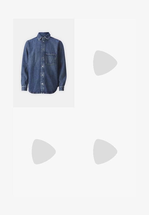 Jeanshemd, dunkelblau, Knopfleiste vorne, lange Ärmel, spitzes Kragen, eine Brusttasche, leicht verblasste Textur, mit sichtbaren Nähdetails.; Weißes Baumwoll-Trägershirt mit Rundhalsausschnitt, breiten Trägern und geradem Saum, das eine glatte Textur aufweist und keine sichtbaren Muster hat.; Schwarze weit geschnittene Jeans aus Denim. Verfügt über einen Standardbund, fünf Taschen und Metallzubehör. Gepunktete Details entlang der Nähte.; Schwarze Lederloafers mit glatter Oberfläche, ausgestattet mit einem dekorativen Riemen und Kontrastnähten, kombiniert mit beigen Hosen.