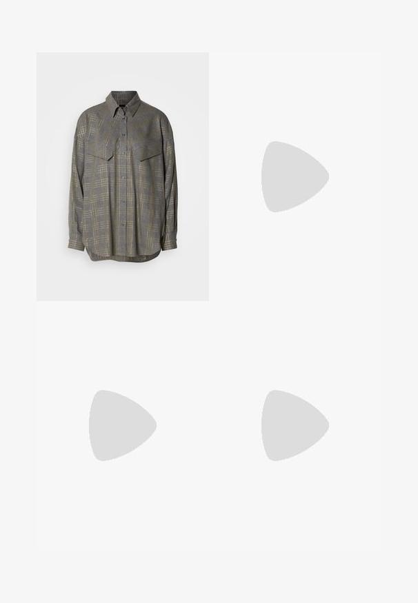 Grå knappskjorte laget av teksturert stoff, med et rutemønster i lysere nyanser, krage og to brystlommer.; Sorte skreddersydde bukser med rett silhuett, med en glatt tekstur og klare pressede bretter foran. Ingen synlig maskinvare.; Sorte skinn ankle boots med blokkhæl, med elastiske sidepaneler. Kombinert med sorte bukser som har en hvit sidestripe.; Sort lærveske med en strukturert design, som har en avkortet form, topphåndtak og detaljer i gull. Justerbar skulderstropp inkludert.