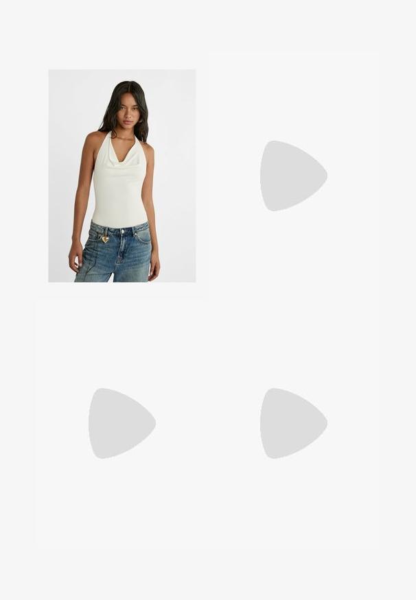 Body bianco senza maniche con scollo drappeggiato, abbinato a jeans in denim azzurro chiaro dal taglio baggy con un ciondolo a forma di cuore sull'anello della cintura.; Pantaloni larghi color navy realizzati in un tessuto liscio, con due pince frontali e una chiusura con bottone singolo in vita.; Mango Infradito - black; Occhiali da sole neri e angolari con lenti grigie; realizzati in plastica, con aste spesse dalla superficie liscia e senza hardware visibile.; Borsa a spalla in pelle nera con forma curvata, una tracolla piatta singola e chiusura con zip superiore. Texture liscia con dettagli hardware minimi.