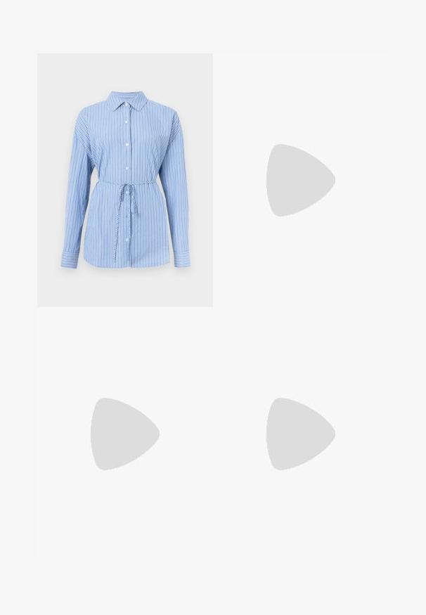 Chemisier bleu clair à rayures verticales blanches. Il possède un col, des manches longues et un cordon de serrage à la taille pour façonner.; Pantalon noir en tissu lisse avec taille haute, jambes larges, plis à l'avant et passants de ceinture classiques. Pas de poches latérales visibles.; Escarpins en cuir noir avec une pointe fine, une bride ajustable et un talon aiguille élégant, présentant une finition lisse.; Sac en cuir texturé marron en bandoulière avec une sangle en chaîne dorée et une fermeture à rabat. L'avant présente un détail de logo et une poche sous le rabat.