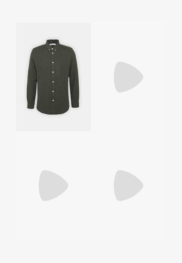 Cămașă butonată de culoare verde închis, cu guler, mâneci lungi și butoane albe. Material moale, texturat, cu un tiv ușor curbat.; Pantaloni negri, croiți, cu o potrivire dreaptă, dintr-un material neted. Au curea de brâu și detaliu de pliuri pe față.; Adidași din piele albă cu un finisaj neted, vârf rotunjit, șireturi plate și o talpă texturată. Accente din piele întoarsă gri la călcâi.; Ochelari de soare din plastic transparent cu lentile dreptunghiulare maro, având brațe subțiri, transparente și accente metalice pe tâmple.