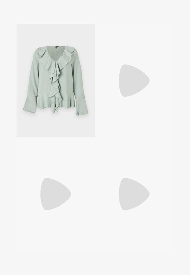 Blusa verde chiaro con scollatura a V, dettaglio drappeggiato sul davanti, maniche lunghe con polsini a campana e una silhouette fluida.; Pantaloni neri a gamba dritta, con tasche frontali e spacchi laterali all'orlo. Realizzati in tessuto morbido e liscio. Adatti a diverse occasioni.; Sandali con tacco in vernice nera, con punta squadrata, cinturini alla caviglia e fibbie in argento. Presentano un tacco a blocco spesso per maggiore stabilità.; Borsa a tracolla nera in pelle con una forma curva, manico rimovibile e accessori dorati. La borsa presenta una patta con un dettaglio a fibbia.