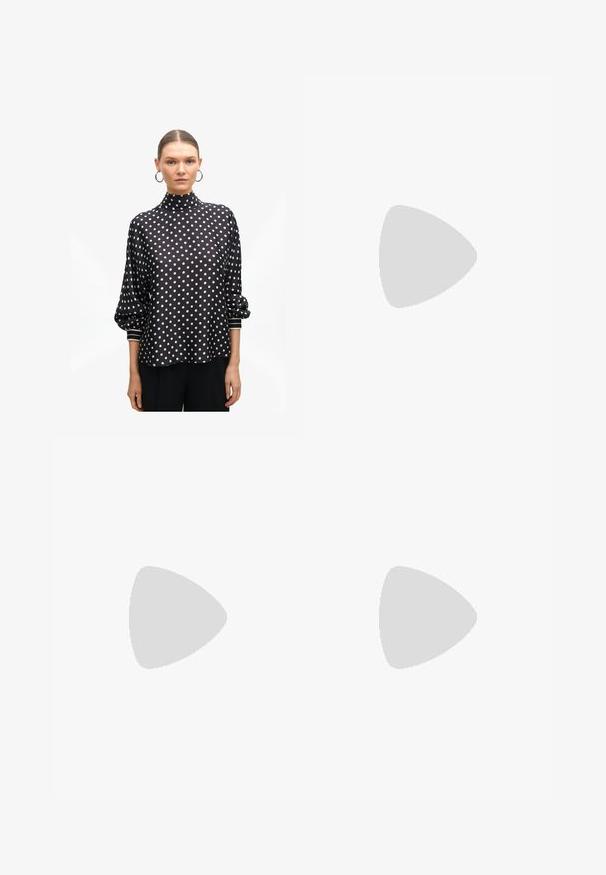 Blusa nera a pois con collo alto, maniche a palloncino e dettagli bianchi ai polsini. Tessuto liscio con una leggera lucentezza.; Pantaloni neri a vita alta, di taglio ampio, con passanti per cintura e dettaglio della cucitura frontale, presentati su uno sfondo bianco.; Scarpe con tacco a piattaforma nere in suede, dotate di un spesso tacco a blocco, punta arrotondata e cinturino alla caviglia fissato da una fibbia in metallo. Texture liscia su tutta la superficie.; Portafoglio in pelle nera con pattina a pieghe, accessori dorati, con un logo decorativo. Include una tracolla staccabile per il trasporto.