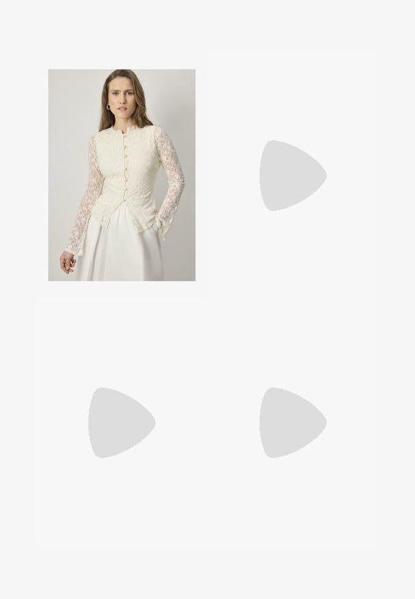 Cremefarvet bluse i blonder med lange, gennemsigtige blondeærmer, rund halsudskæring og knapdetaljer langs fronten. A-fløjtet silhuet.; Hvid ærmeløs kjole lavet af blødt, letvægtigt stof. Har en firkantet halsudskæring og plisseret nederdel, der giver en afslappet pasform.; Hvide flade sko med mesh-design, spids tå og en lav, flad sål. Tekstureret overdel med en glat foring og subtile kontrastkanter.; Brun læder hobo taske med en afrundet form, der har et guldhardware-element og kontraststing. Sammen med en denimskjorte og jeans.