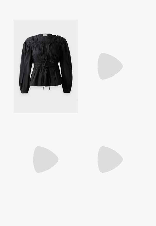 Blusa nera a maniche lunghe con tessuto arricciato, vita elasticizzata e dettaglio con nodo, caratterizzata da scollo rotondo e texture liscia.; Gonna midi bianca in maglia con un motivo testurizzato a righe verticali e dettagli a taglio vicino all'orlo. Vita elasticizzata. Materiale morbido.; Pantofole da balletto nere in pelle con punta arrotondata, texture liscia, dettagli di cucitura minimi e design con suola flessibile.; Borsa a tracolla in pelle marrone con chiusura a pattina, hardware color oro, tracolla e una finitura liscia. Forma rettangolare compatta.