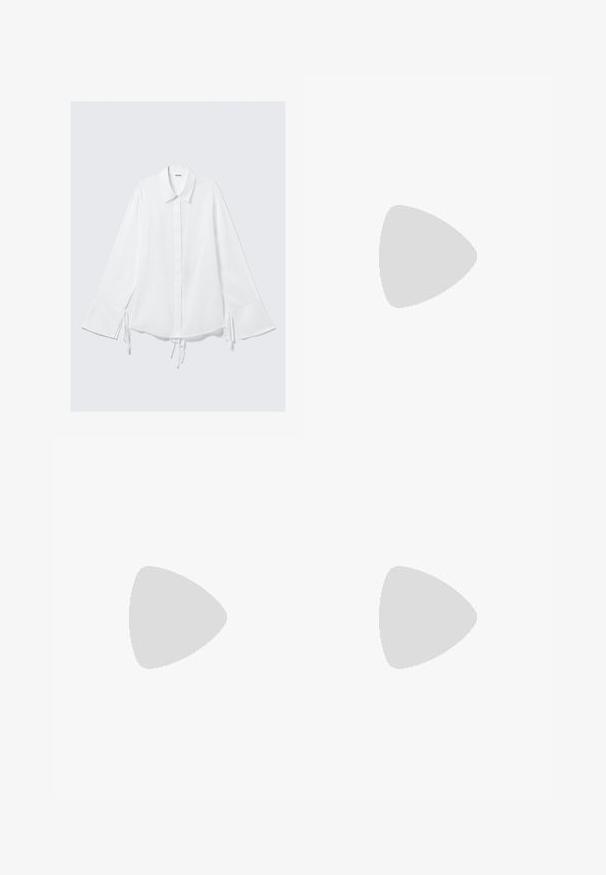 Camicia bianca in cotone con colletto, maniche lunghe e legature regolabili ai polsini. Chiusura con bottoni e vestibilità leggermente ampia.; Jeans in denim azzurro chiaro a gamba larga con vita alta, chiusura con bottone e zip, e dettaglio con cordoncino in vita. Orlo grezzo.; Stivale alla caviglia nero realizzato in materiale lucido con punta quadrata e tacco affusolato, posizionato su uno sfondo argentato lucido con imbottiture a sfera.; Occhiali da sole neri oversize con lenti ovali, montatura in plastica liscia e accenti dorati sulle tempie. Le lenti scure offrono protezione dal sole.