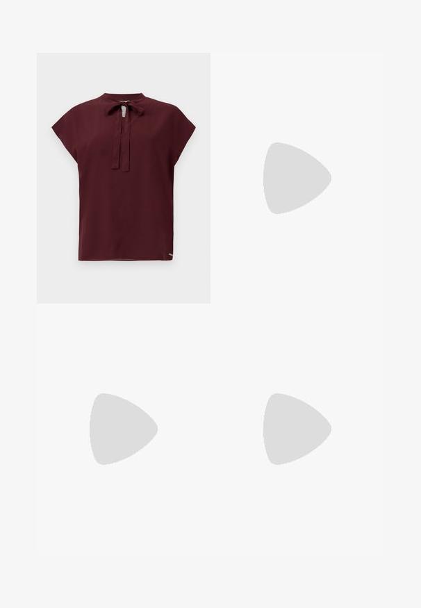 Burgunderfarget bluse med høy hals og knytedetalj, korte ermer med cap, glatt tekstur og en liten logoaccents på kanten.; Sorte skreddersydde bukser med rett silhuett, med en glatt tekstur og klare pressede bretter foran. Ingen synlig maskinvare.; Svart spiss tå slingback-sko med lav hæl, laget av jevnt skinnmateriale og med utskåret design på siden for pusteevne.; Svart lær skulderveske med en myk tekstur, trekantet form og justerbar stropp, kombinert med en lyseblå stripete skjorte og hvite bukser.