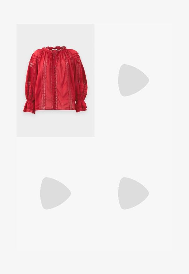 Blusa rossa in pizzo con scollo arricciato, bottoni frontali e dettagli intricati sulle maniche e sul corpo.; Pantaloni a gamba larga in tessuto blu scuro, con una stampa floreale in rosa e giallo su un lato, dotati di chiusura con bottone in vita.; Paul Smith TOPANGA - Ballerine - black; Borsa a tracolla in pelle marrone con chiusura a pattina, hardware color oro, tracolla e una finitura liscia. Forma rettangolare compatta.