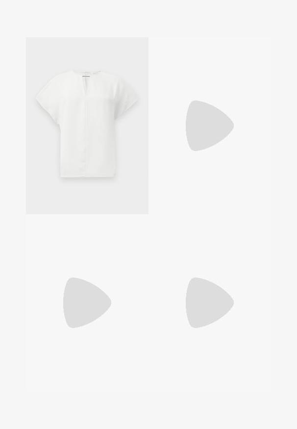 Wit kort mouwen top met een V-hals en een ritssluiting aan de achterkant. Glad stof met een gestructureerde vorm en zonder zichtbare patronen of versieringen.; Zwarte op maat gemaakte broek met een recht model, voorzien van een soepele textuur en scherpe plooien aan de voorkant. Geen zichtbare hardware.; Zwarte puntige slingback schoen met een lage hak, gemaakt van soepel leer en voorzien van een uitsnede aan de zijkant voor ventilatie.; Zwarte leren schoudertas met een zachte textuur, driehoekige vorm en verstelbare schouderriem, gecombineerd met een lichtblauw gestreept shirt en witte broek.