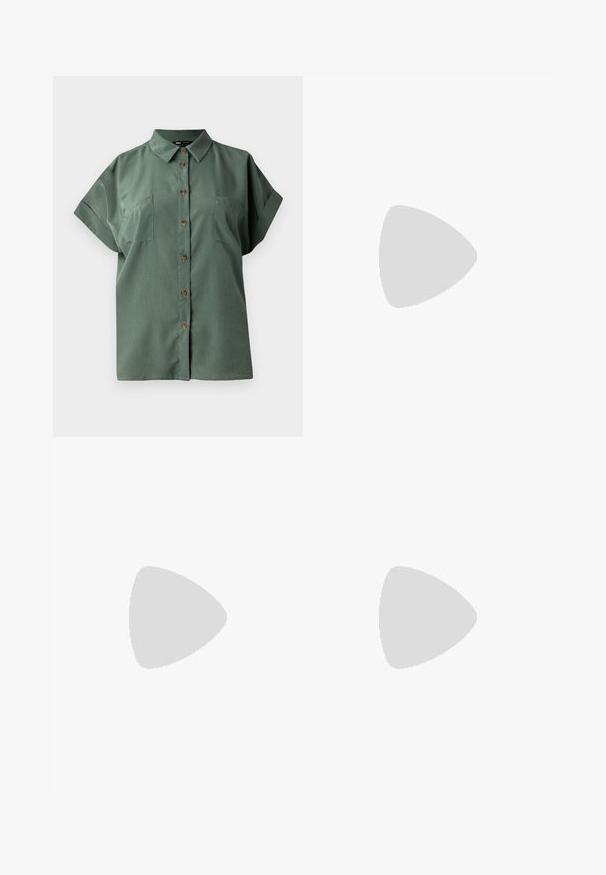 Zaļa īsām piedurknēm krekls ar norādītu apkakli, pieci brūni pogas priekšpusē un divas krūšu kabatas. Gluda auduma tekstūra.; Melni augsta jostas šorti ar pogu un rāvējslēdzēju, priekšējām kabatām un izplestām kājām, nolikti uz balta fona.; Melna lakota āda ar atvērto papēdi, ar smailu purngalu un ģeometrisku blokpapēdi. Iezīmējas elegants, minimāls dizains un gluda tekstūra.; Melnas ādas rokassoma ar izliekta formu, noņemamu siksnu un zelta aksesuāriem. Somai ir vāciņš ar sprādzes detaļu.