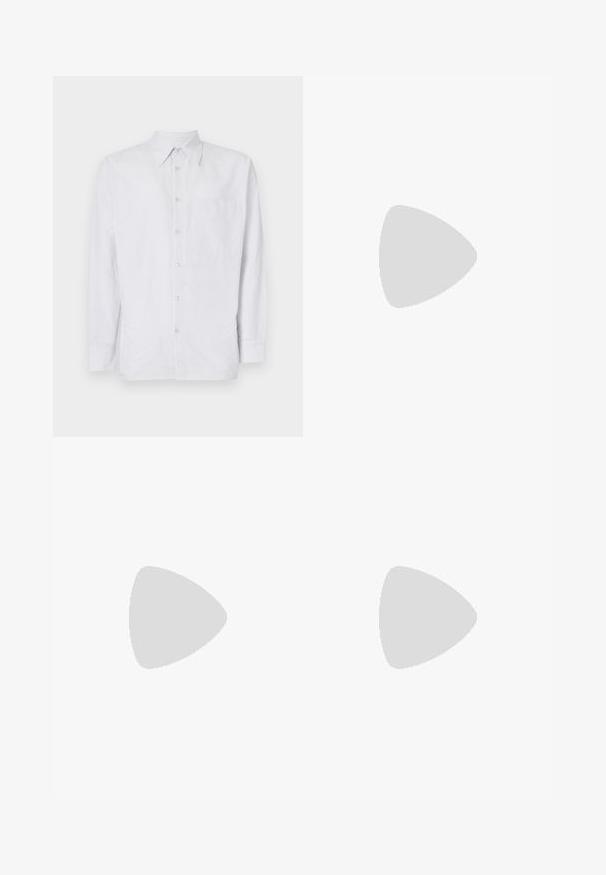 Ριγέ πουκάμισο με κουμπιά φτιαγμένο από ελαφρύ ύφασμα, διαθέτοντας τσέπη στο στήθος, μακριά μανίκια και γιακά σε ανοιχτό μπλε και λευκούς τόνους.; Μαύρο βαμβακερό T-shirt με στρ�ογγυλή λαιμόκοψη, κοντά μανίκια και λευκή εκτύπωση λογότυπου στην αριστερή πλευρά του στήθους. Απλός, μονόχρωμος σχεδιασμός.; Μαύροι πιέτες παντελόνια με ίσια, φαρδιά γραμμή. Κατασκευασμένα από λείο ύφασμα, με κλείσιμο με κουμπί και θηλιές για ζώνη.; Ναυτικό μπλε σουέτ χαμηλά πάνινα παπούτσια με λευκή σόλα, ναυτικά κορδόνια και λογότυπο "Filling Pieces" σε χρυσό στο πλάι.