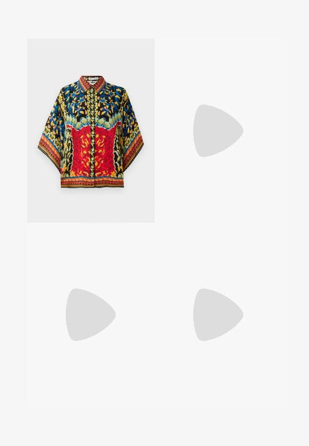 Bunte Seidenbluse mit schwarzem Grund, roten und blauen Blumenmustern, kragenlosem Ausschnitt und weiten Ärmeln mit kunstvollen Abschlüssen.; Schwarze, ausgestellte Jeans aus Denim, ausgestattet mit zwei Fronttaschen, einem Knopfverschluss und einer glatten Oberfläche. Signatur-Nähte an den Nähten sichtbar.; Paul Smith TOPANGA - Klassischer Ballerina - black; Braune, krokodilgeprägte Lederhandtasche mit zylindrischer Form, goldfarbener Hardware und einem abnehmbaren Tragegurt mit Nieten.