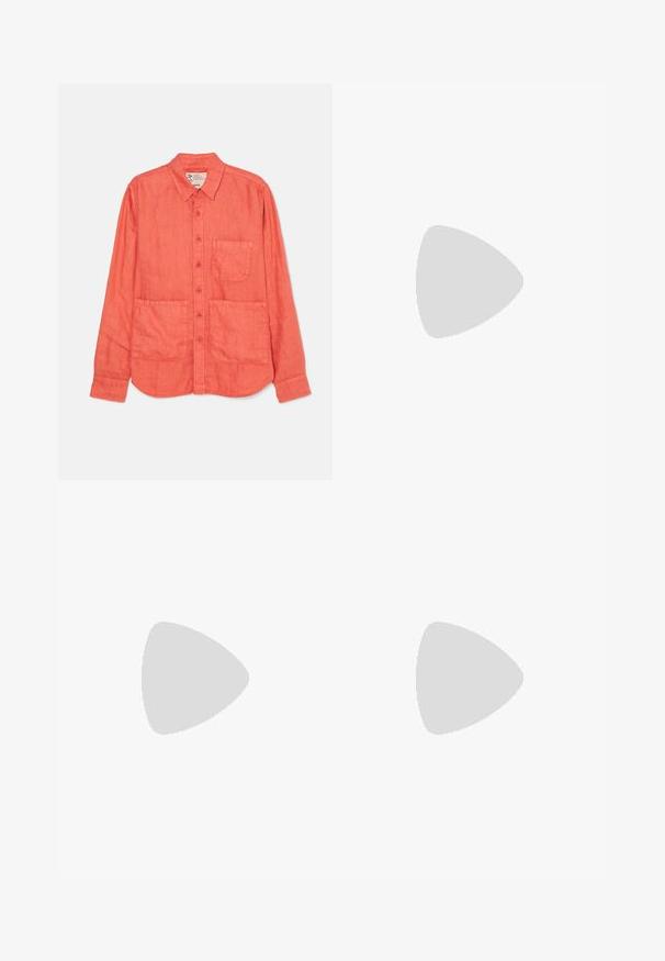 Korallfarbendes Leinenhemd mit Kragen, Frontknopfverschluss und zwei großen Fronttaschen. Verfügt über eine Brusttasche und gekrempelte Ärmel.; Helle blaue Straight-Leg-Jeans aus Denim mit faded Finish, Fünf-Taschen-Design und sichtbaren Nähdetails entlang der Nähte.; Schwarze Leder-Ankle-Boots mit spitzer Zehenpartie, minimalen Nähdetails, einem mittelhohen Blockabsatz und einer glatten, polierten Oberfläche.; Schwarze Plastiksonnenbrille mit grünen Gläsern, quadratischen Rahmen, silbernem Akzent auf der Augenbraue und strukturierten Bügeln. Angegebene Marke auf dem inneren Bügel.
