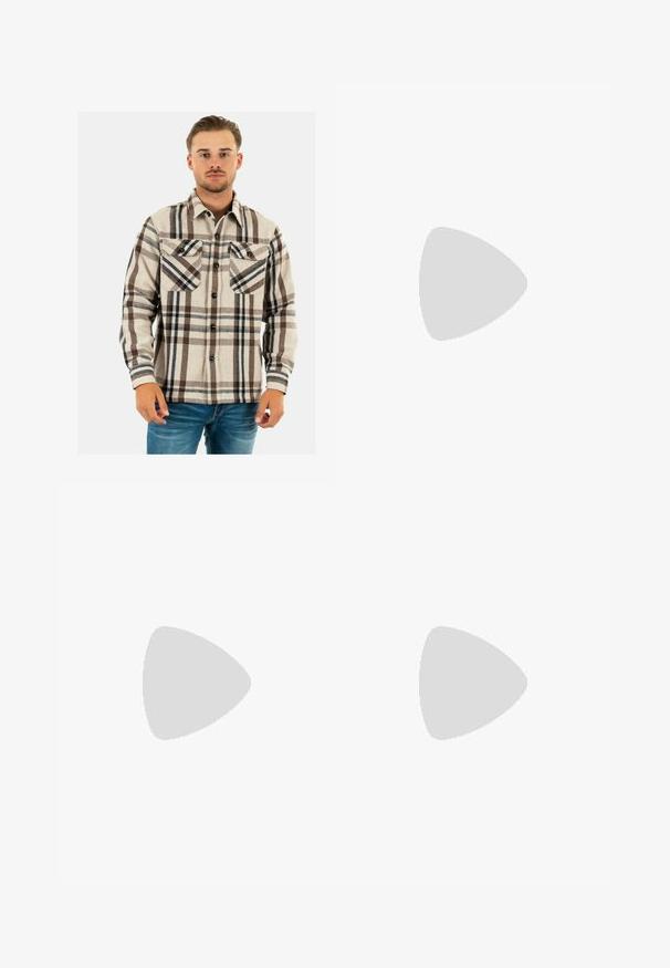 Schott SHCARL4 - Camisa - beige; Joven con cabello trenzado que lleva una camiseta Nike gris claro y pantalones cortos Nike negros frente a un fondo blanco liso.; Pantalones cargo beige de un material de algodón ligero. Presenta puños elásticos, múltiples bolsillos laterales y un cierre de botón.; Zapatillas de cuero blanco con perforaciones, punta redonda, suela plana y cordones gruesos, con un logo de swoosh visible y "AIR" en el talón.
