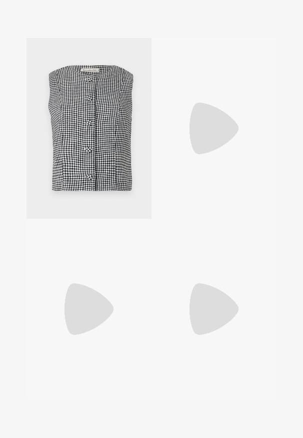 Top sans manches en vichy noir et blanc avec un col arrondi, comportant trois boutons sur le devant et un tissu texturé.; Pantalon noir avec une coupe droite, doté de poches avant et d'éclairs sur l'ourlet. Fabriqué en tissu doux et lisse. Convient à diverses occasions.; Sandales à talons hauts en cuir verni noir avec deux brides à boucles, bout carré et talon bloc épais, présentant une texture lisse et brillante.; Sac à main en cuir noir avec une forme courbée, bandoulière amovible et des accessoires en or. Le sac est doté d'un rabat avec un détail de boucle.