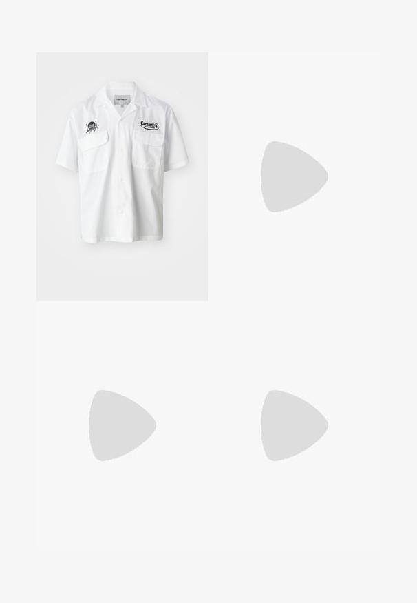 Witte shirt met korte mouwen en knoopsluiting aan de voorkant, twee borstzakken en zwarte geborduurde logo's van Carhartt en WIP. Gladde stoftextuur.; Witte katoenen t-shirt met korte mouwen, met een klein groen Adidas-logo op de linkerkant van de borst. Eenvoudig, klassiek ontwerp met een ronde hals.; Groene trainingsbroek gemaakt van rekbare stof, met zijkanten in gele strepen, een elastische tailleband en een relaxte pasvorm.; Zwart-witte sneakers met een bovenwerk van suede en leer, voorzien van drie witte strepen, een geperforeerde neus en een rubberen gumzool.