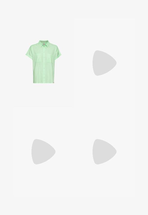 Kurzärmliges, bis oben geknöpftes Hemd in hellminzgrün, mit zwei Brusttaschen und einem kragenförmigen Ausschnitt, aus leichtem Stoff hergestellt.; Next FUN GRAPHIC OVERSIZED  SHORT SLEEVE CREW NECK  - T-Shirt print - ecru stone padron peppers; Cremfarbene Wickelröcke mit strukturierten Stickereien, ausgestattet mit gewelltem Saum und Bindegurt an der Taille. Hergestellt aus leichtem Stoff mit ausgeklügelten Mustern.; Braune Wildleder-Sandalen mit Kreuzriemen-Design und flacher Sohle. Weiche Textur und minimalistischer Look. Geeignet für die Freizeit.; Sonnenbrille mit eckigen schwarzen Rahmen, getragen von einem Modell mit einem grauen Pullover, der ein strukturiertes Strickmuster zeigt, sowie einer schwarzen Lederjacke, die von einem anderen Modell getragen wird.