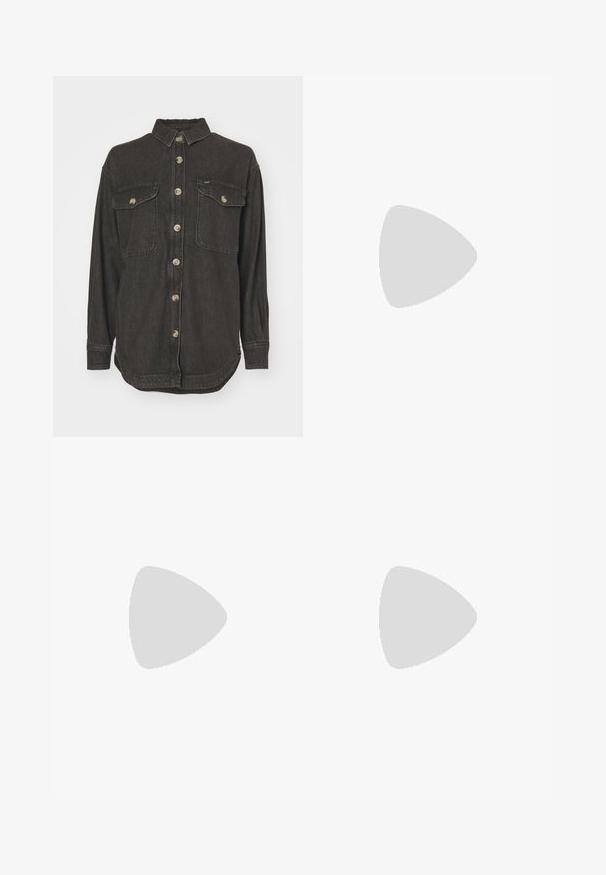 Lee WORKING WEST OVERSHIRT - Camicia - interstellar cloud; Jeans a gamba larga in denim nero con chiusura a zip, design a cinque tasche e dettagli di cucitura sottili. Texture morbida e stile casual.; Sandali con tacco in vernice nera, con punta squadrata, cinturini alla caviglia e fibbie in argento. Presentano un tacco a blocco spesso per maggiore stabilità.; Borsa tote in pelle nera con texture liscia, forma rettangolare e due manici lunghi. Nessun hardware o decorazione visibile.