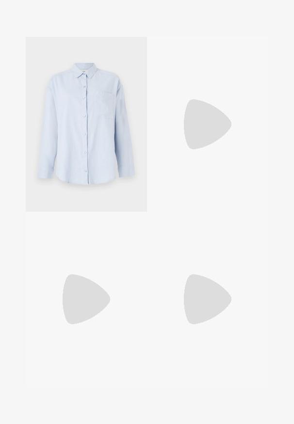 Svetlo modra srajca z dolgimi rokavi iz mešanice lanu, z gumbi spredaj, ovratnikom in enim žepom na prsih.; Široke hlače iz temno sive tkanine, z visokim pasom, enim pregibom ter gladko teksturo z čisto obrobo na robovih.; Črne lakirane čevlje s pointy prsti in blok peto ter z naramnicami za gleženj, ki jih kombiniramo s sivimi rebrastimi nogavicami in rjavim suknjičem iz usnja.; Črna torbica iz umetnega usnja s krokodilovo teksturo, z zvitim vrhom in zmečkano naramico. Zdi se mehka in kompaktna v oblikovanju.