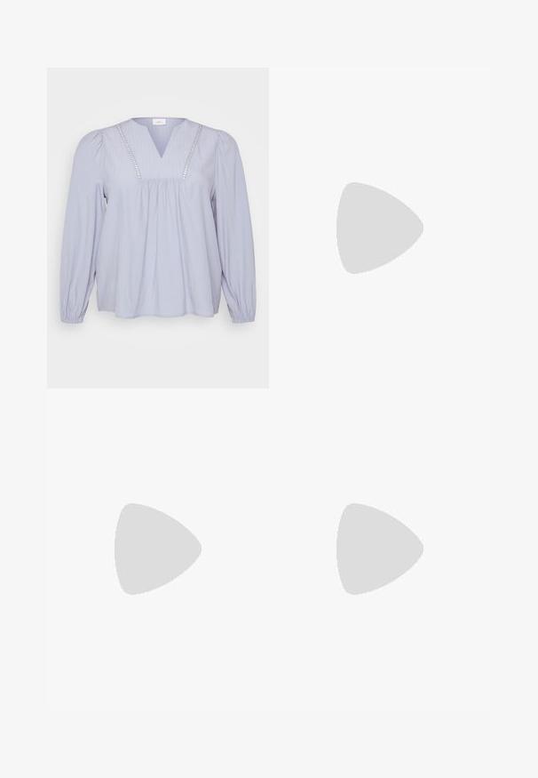 Svetlo modra bluza iz mehkega blaga, s poudarjenim V-izrezom, vertikalnim rebrastim vzorcem in okrasnimi detajli ob izrezu. Dolgi, nagubani rokavi.; Črne kavbojke iz denima s oprijetim krojem, petimi žepi, sprednjo zaponko in rahlo raztegljivim materialom za udobje. Ravna, gladka tekstura z minimalnimi detajli.; Črne usnjene gležnjarje z gladko površino, elastičnimi stranskimi paneli in masivnim petami. Imajo praktično zanko za lažje obuvanje.; Črna usnjena torba z zavitim ročajem, podolgovate triangularne oblike in gladko teksturo. Zasnova je minimalistična, brez vidne opreme.; Srebrni kovinski uhani z valovitim, skulpturalnim dizajnom, ki se ponašajo s poliranim zaključkom in nerednimi oblikami, kar poudarja sodobno estetiko.