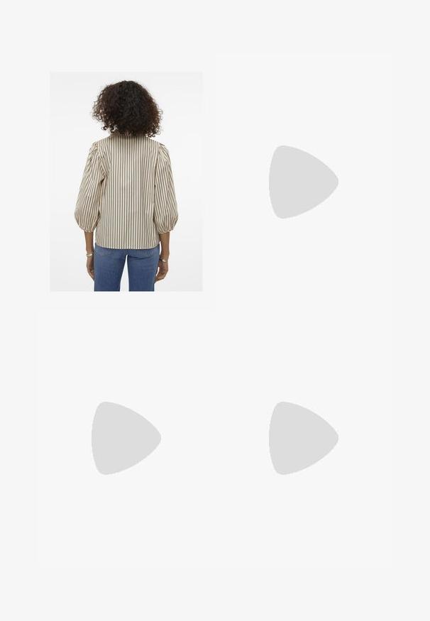 Gestreepte blouse in crème en zwart, met pofmouwen en een kraaghals. Het materiaal lijkt glad met een licht glanzende textuur.; Witte katoenen wijde jeans met een knoopsluiting en vijfzakkenontwerp. Gladde textuur met gestikte details en een rechte silhouet.; Transparante hak sandalen met twee doorzichtige straps, een beige basis en een geometrische doorzichtige blokhak. Minimalistisch ontwerp met een gladde textuur.; Hobo-tas in licht beige leer met een gebogen silhouet, slanke schouderband en bovenste ritssluiting. Gladde textuur met minimale accenten.
