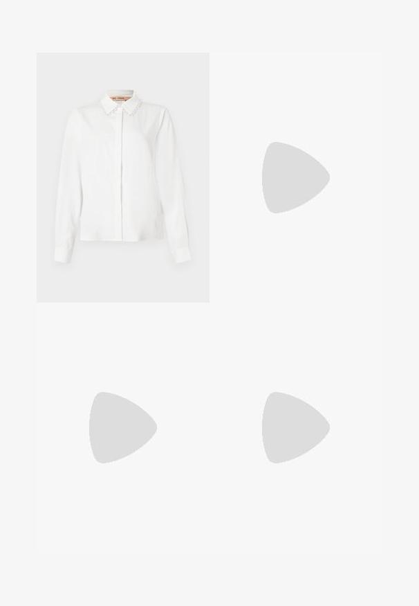 Bela bluza z dolgimi rokavi z ovratnikom okrašenim s perlicami, skritimi sprednjimi gumbi in oblikovanimi manšetami na enobarvni podlagi.; Črne široke hlače iz gladkega materiala, z visokim pasom, krojenimi šivi in minimalističnim dizajnom. Brez vidnih zakov ali žepov.; Črne usnjene gležnjarje s koničastim nosom in debelim peto. Gladka tekstura z minimalnimi detajli in eleganten, prilegajoč dizajn.; Črna torbica z strukturirano obliko, gladko teksturo in kovinskim zaponko. Ujemajo se z širokimi črnimi hlačami in odprtimi sandali na lesenem tleh.