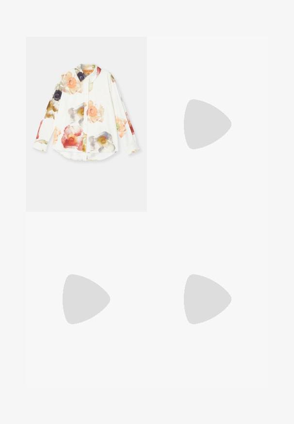 Camicia a maniche lunghe con bottoni, in tessuto bianco, caratterizzata da grandi motivi di papaveri colorati in arancione, rosa e nero, con colletto classico.; Mini gonna in pelle nera con design asimmetrico a portafoglio, caratterizzata da una texture liscia e chiusura con zip sul retro.; Scarpa a slingback nera in pelle con punta affilata, tacco alto e sottile, e un accentuato adorabile fiocco decorativo. Texture liscia e design elegante.; Borsa a spalla metallica argento con una texture liscia, design curvo, tracolla a catena e un pannello frontale lucido con una sottile incisione del logo.; Orecchini d'argento con un design a spirale fluente. Texture liscia con una finitura lucida. Presentano una leggera lucentezza e nessun abbellimento visibile.