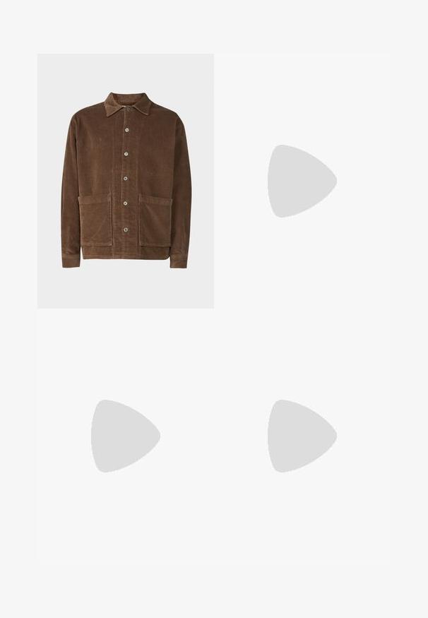 Jack & Jones PREMIUM JPRBLUPRESTON  - Πουκάμισο - shitake; Λευκή κοντομάνικη μπλούζα με ριγωτή υφή. Στρογγυλή λαιμόκοψη, χαλαρή εφαρμογή, χωρίς ορατά σχέδια ή λεπτομέρειες. Απλός και ευέλικτος σχεδιασμός.; Απαλά γκρι παντελόνια από βαμβάκι με ελαστική μέση, δύο πλαϊνές τσέπες, ευθεία γραμμή και λεία υφή. Απλή ραφή.; Μπεζ σουέντ αθλητικά παπούτσια με στρογγυλή μύτη, κορδόνια και υφή στην πίσω πλευρά. Λευκή καουτσούκ σόλα προσφέρει αντίθεση. Απλός και μοντέρνος σχεδιασμός.