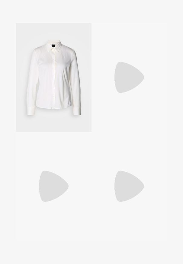 Cămașă albă cu mâneci lungi, cu guler clasic și țesătură din bumbac moale, având o croială ajustată și un design simplu, fără modele.; Pantaloni cu croi larg din bumbac bej deschis. Prezintă talie înaltă, buzunare frontale și croi drept. Terminare netedă a tivului, fără modele.; Tenisii albi cu un finisaj neted, cu accent pe toc negru și design cu șireturi. Prezintă branding-ul "Calvin Klein" pe lateral. Stil minimalist.; Cercei din metal argintiu cu forme rotunjite, cu un finisaj lustruit și gravuri subtile ale brandului "BOSS" pe secțiunile inferioare.